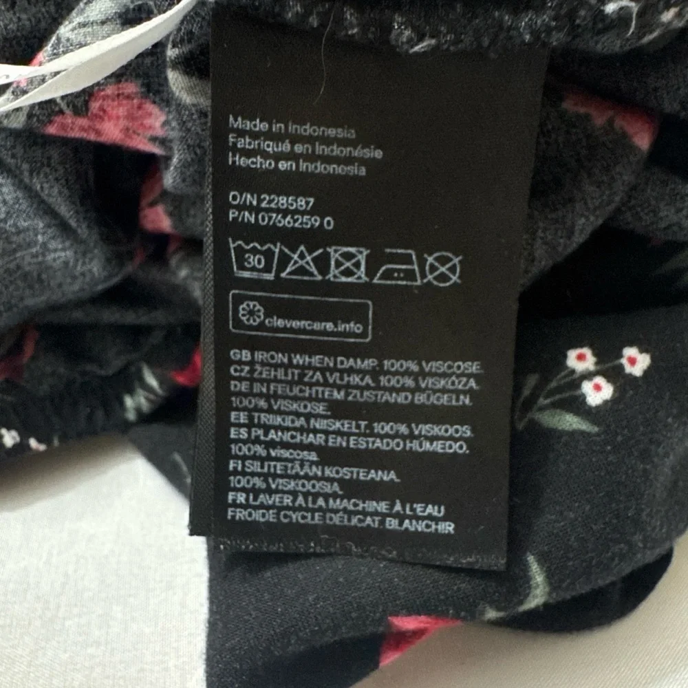 2/15 Black with red flowers V-neck long sleeve top